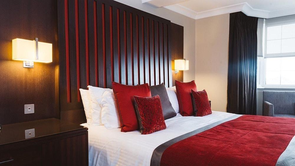 Grand Jersey Hotel And Spa Saint Helier Jersey Exterior foto A bedroom at the hotel