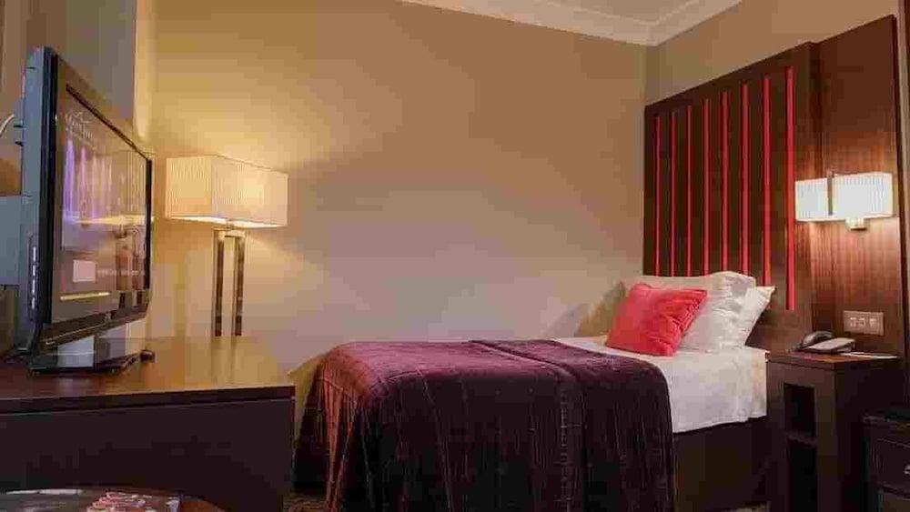 Grand Jersey Hotel And Spa Saint Helier Jersey Exterior foto A bedroom